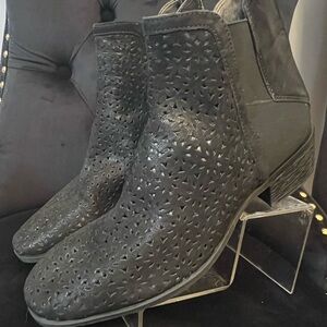 Kenneth Cole Reaction Black Leather Perforated Ankle Booties Women 10